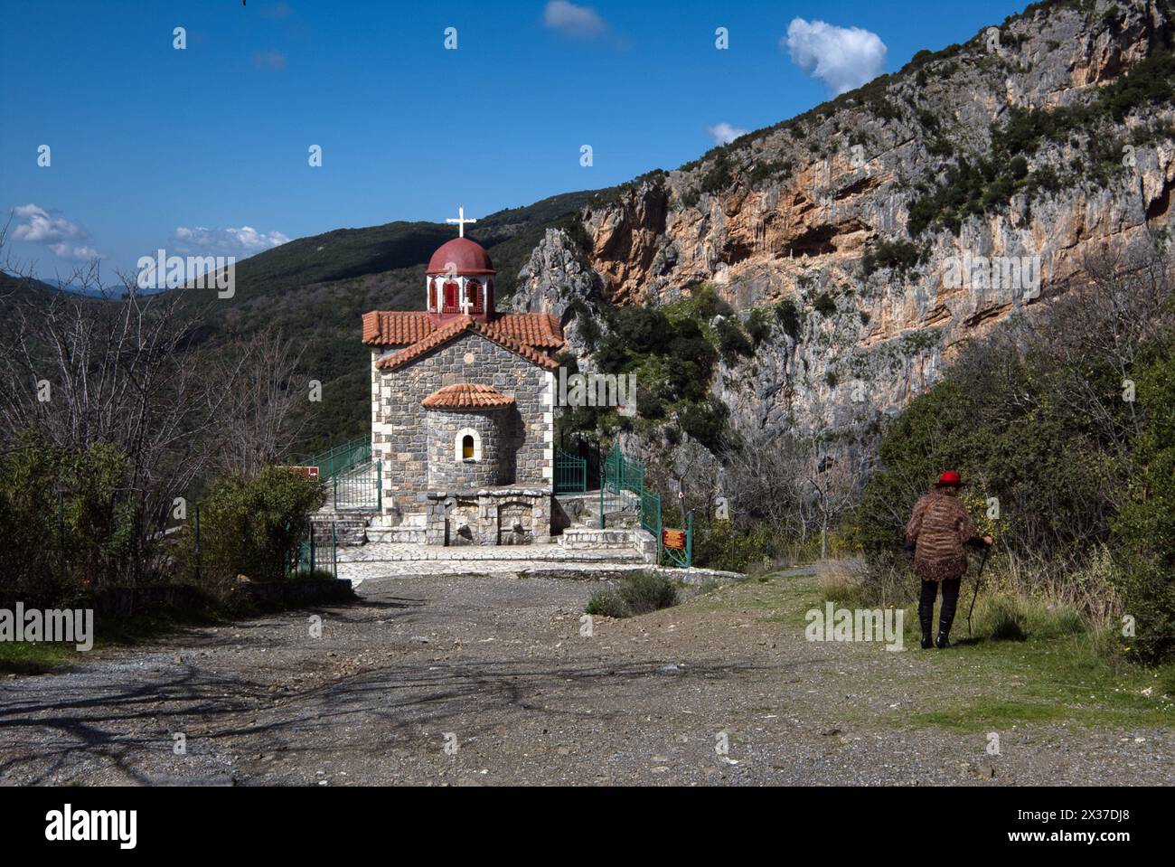 Frau in der kleinen Kapelle „die Verklärung Jesu“ in der Nähe von Stemnitsa, Griechenland Stockfoto