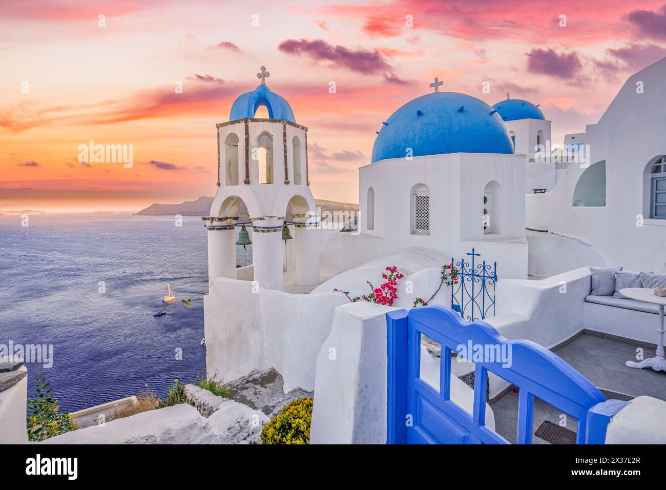 Blick bei Sonnenuntergang auf das traditionelle griechische Dorf Oia auf der Insel Santorin in Griechenland. Santorini ist ein bekanntes Reiseziel in Griechenland, der berühmte Sonnenuntergang Stockfoto