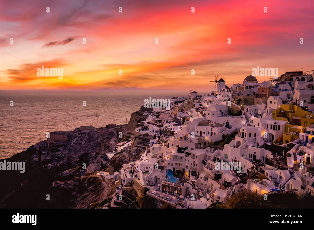 Fantastische Sonnenuntergangslandschaft des berühmten Reise- und Urlaubsziels. Luxus Sommer Abenteuer Konzept. Wundervolle Aussicht auf das Dorf Oia, Santorini, Griechenland Stockfoto