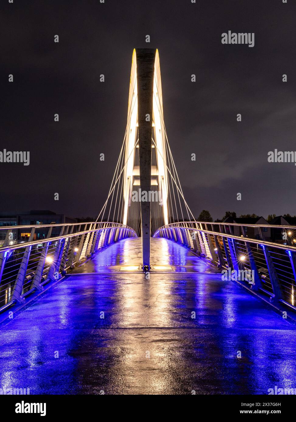 Beleuchtete Stockton Infinity Bridge im Regen Stockfoto