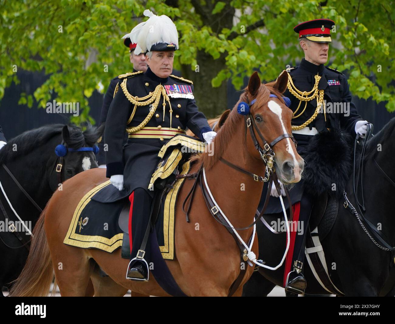 Major General James Bowder (Mitte) während der jährlichen Inspektion des Household Cavalry Mounted Regiment in Hyde Park, London. Bilddatum: Donnerstag, 25. April 2024. Stockfoto