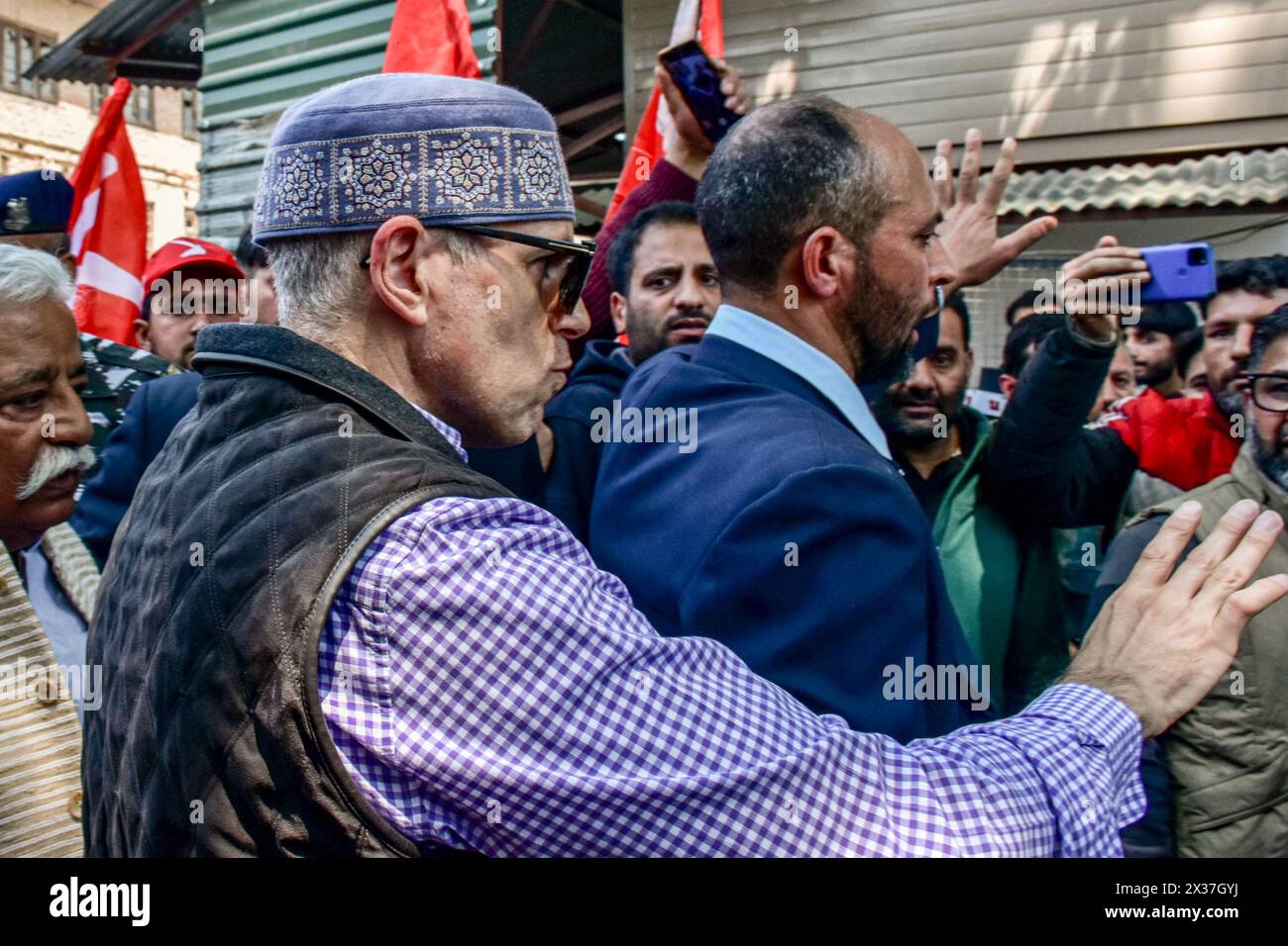 Srinagar, Indien. April 2024. Der ehemalige Ministerpräsident und Vorsitzende der Nationalen Konferenz von Jammu und Kaschmir, Omar Abdullah, geht in Richtung des Bezirksmagistrats, als sein Parteikandidat Ruhullah Mehdi seine Nominierungspapiere für den Wahlkreis Srinagar vor der zweiten Wahlphase der indischen Parlamentswahlen in Srinagar einreichte. Quelle: SOPA Images Limited/Alamy Live News Stockfoto