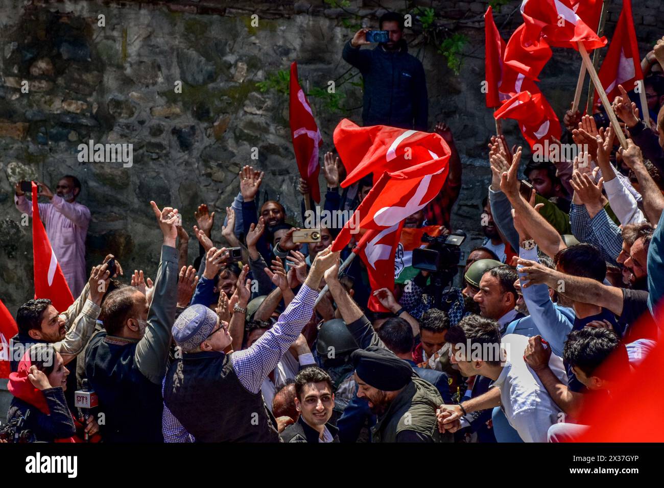 Srinagar, Indien. April 2024. Der ehemalige Ministerpräsident und Vorsitzende der Nationalen Konferenz von Jammu und Kaschmir, Omar Abdullah (R), schwenkt seine Parteiflagge während einer Wahlkundgebung, vor der zweiten Phase der Abstimmung der indischen Parlamentswahlen in Srinagar. Quelle: SOPA Images Limited/Alamy Live News Stockfoto