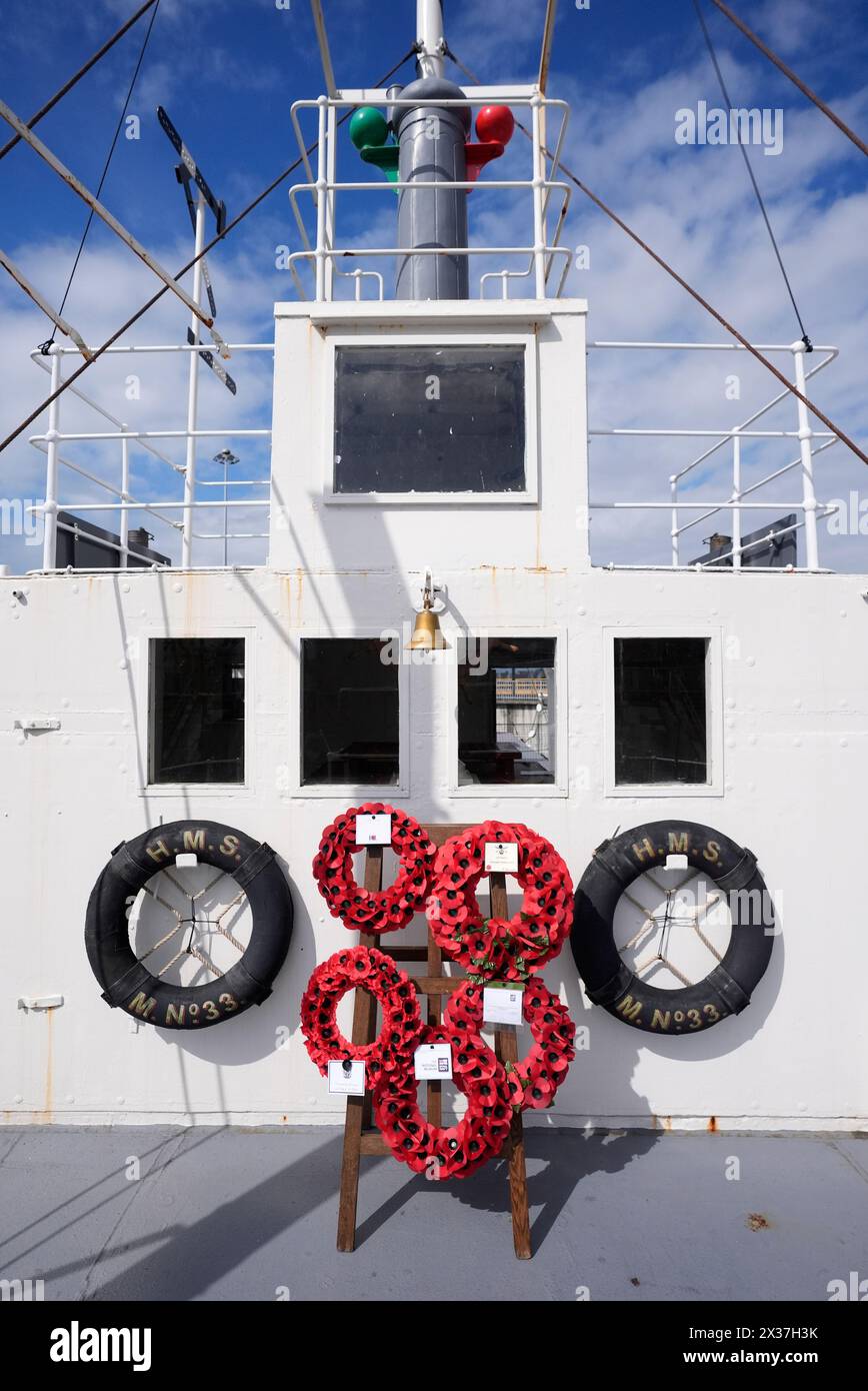 Eine Ansicht der Kränze an Bord der HMS M.33 nach dem Gedenkgottesdienst am Anzac Day auf dem einzigen überlebenden Schiff der Gallipoli-Kampagne im National Museum of the Royal Navy in Portsmouth Historic Dockyard. Bilddatum: Donnerstag, 25. April 2024. Stockfoto