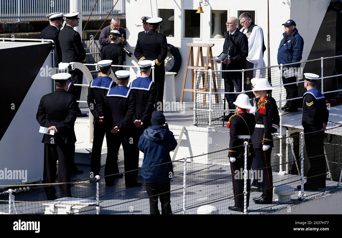 Mitglieder der Royal Navy, der Royal New Zealand Navy und der Royal Australian Navy nehmen am Anzac Day an Bord der HMS M.33, dem einzigen überlebenden Schiff der Gallipoli-Kampagne, im National Museum of the Royal Navy in Portsmouth Historic Dockyard Teil. Bilddatum: Donnerstag, 25. April 2024. Stockfoto