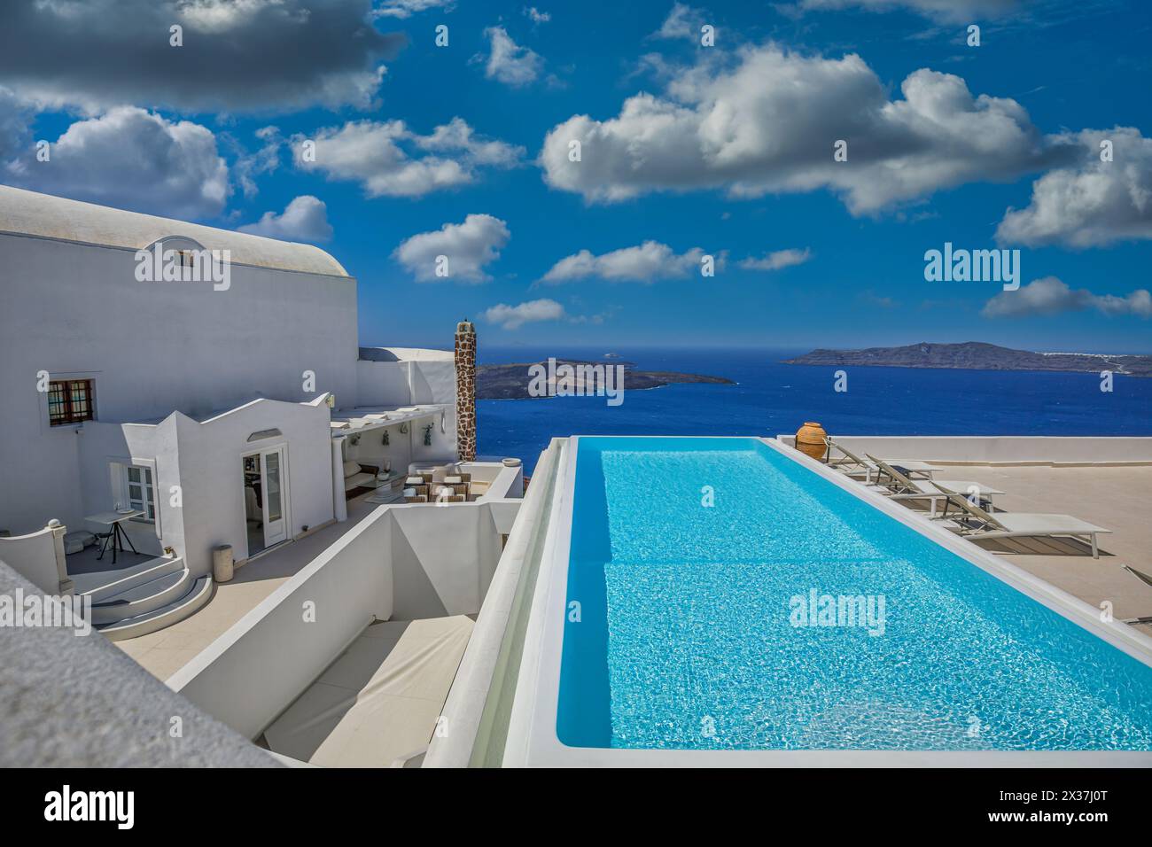 Luxuriöse Reiseurlaubslandschaft mit Infinity-Pool, Swimmingpool mit Meerblick. Weiße Architektur auf der Insel Santorin, Griechenland. Wunderschöne Landschaft Stockfoto