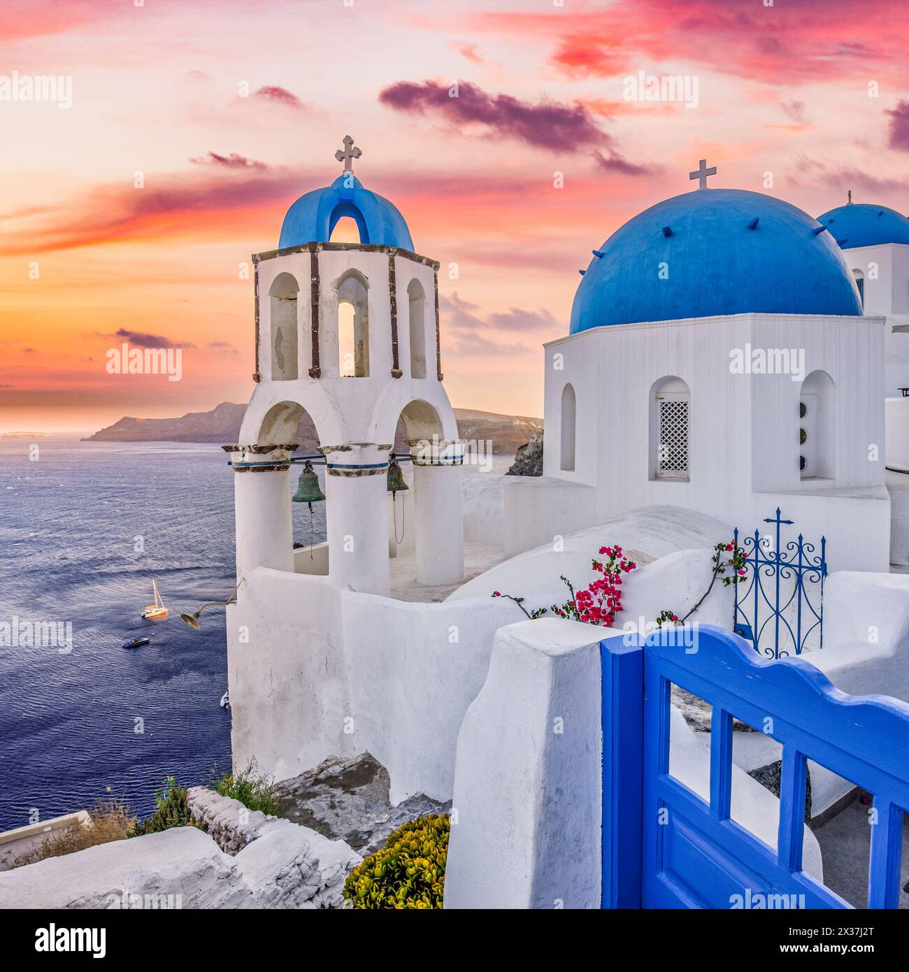 Sommerziel Europa. Reisekonzept, Sonnenuntergang malerische Landschaft der Insel Santorini, Oia, Griechenland. Caldera Blick, bunte Wolken, Traum Stockfoto