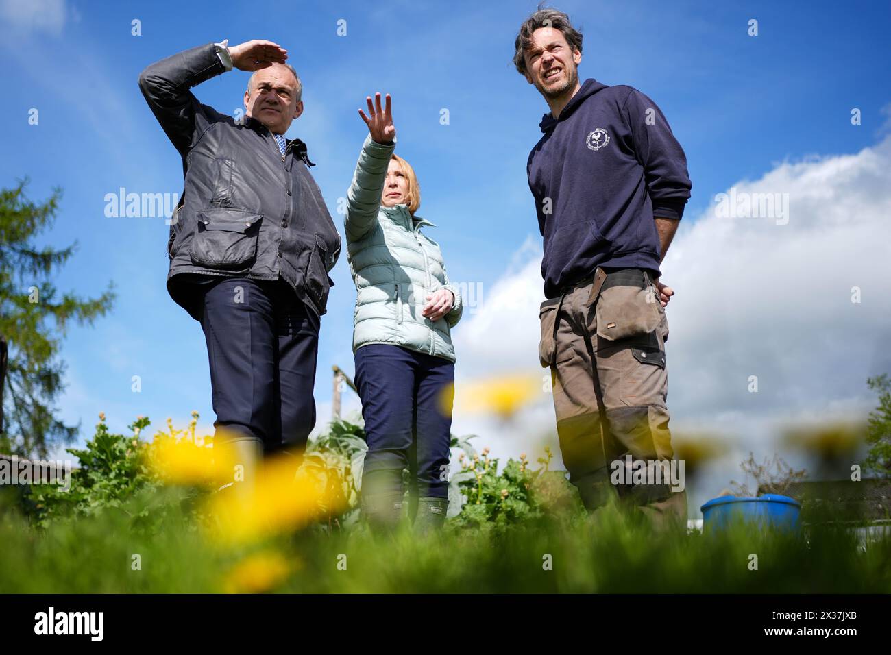 Der Vorsitzende der Liberaldemokraten Sir Ed Davey (links) und Helen Morgan, Abgeordnete für North Shropshire, während eines Besuchs auf der Treflach Farm in Treflach, Shropshire. Bilddatum: Donnerstag, 25. April 2024. Stockfoto