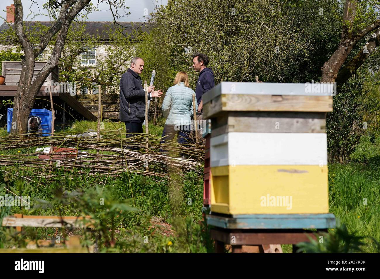 Der Führer der Liberaldemokraten Sir Ed Davey und Helen Morgan, Abgeordnete für North Shropshire, während eines Besuchs auf der Treflach Farm in Treflach, Shropshire. Bilddatum: Donnerstag, 25. April 2024. Stockfoto