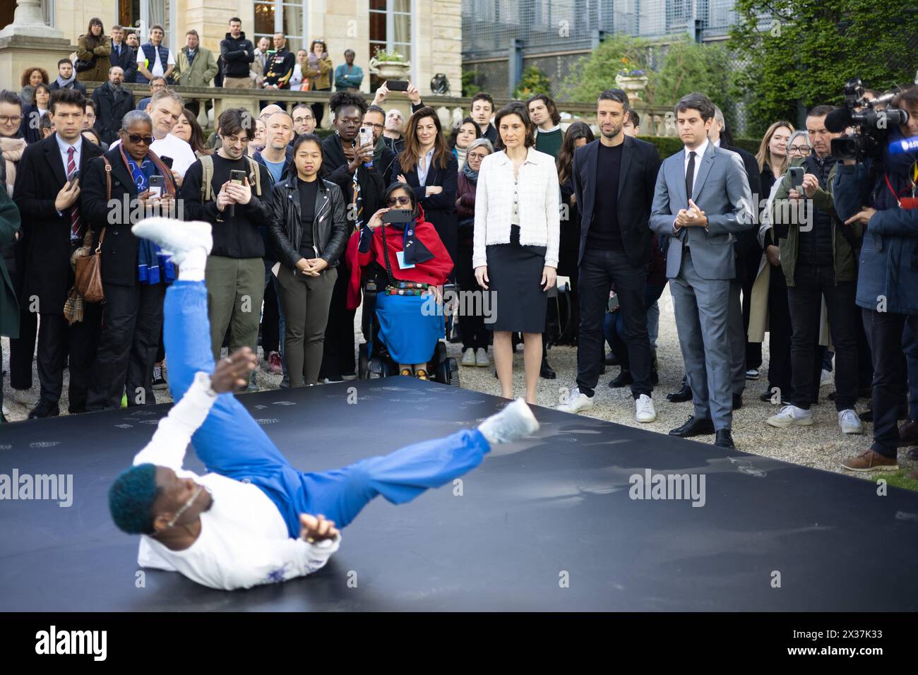 Paris, Frankreich. April 2024. Danis Civil aka France B-Boy Dany dann spielt den französischen Premierminister Gabriel Attal, den französischen Präsidenten des Pariser Organisationskomitees der Olympischen und Paralympischen Spiele 2024 Tony Estanguet, die französische Sportministerin und die Olympischen und Paralympischen Spiele Amelie Oudea Castera während der Olympischen Flaggentour im Hotel de Matignon in Paris am 25. April 2024. Foto: Raphael Lafargue/ABACAPRESS.COM Credit: Abaca Press/Alamy Live News Stockfoto