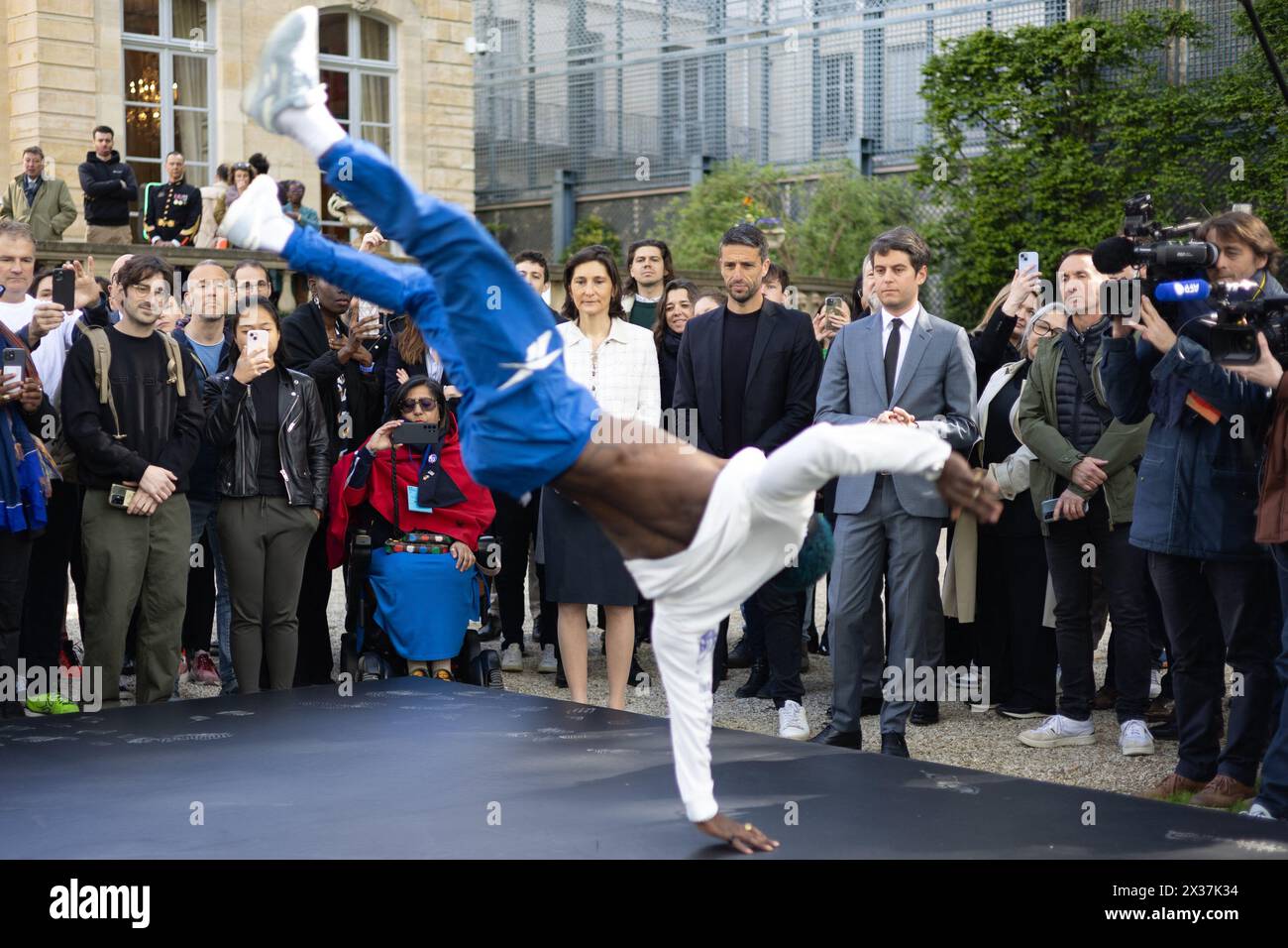 Paris, Frankreich. April 2024. Danis Civil aka France B-Boy Dany dann spielt den französischen Premierminister Gabriel Attal, den französischen Präsidenten des Pariser Organisationskomitees der Olympischen und Paralympischen Spiele 2024 Tony Estanguet, die französische Sportministerin und die Olympischen und Paralympischen Spiele Amelie Oudea Castera während der Olympischen Flaggentour im Hotel de Matignon in Paris am 25. April 2024. Foto: Raphael Lafargue/ABACAPRESS.COM Credit: Abaca Press/Alamy Live News Stockfoto