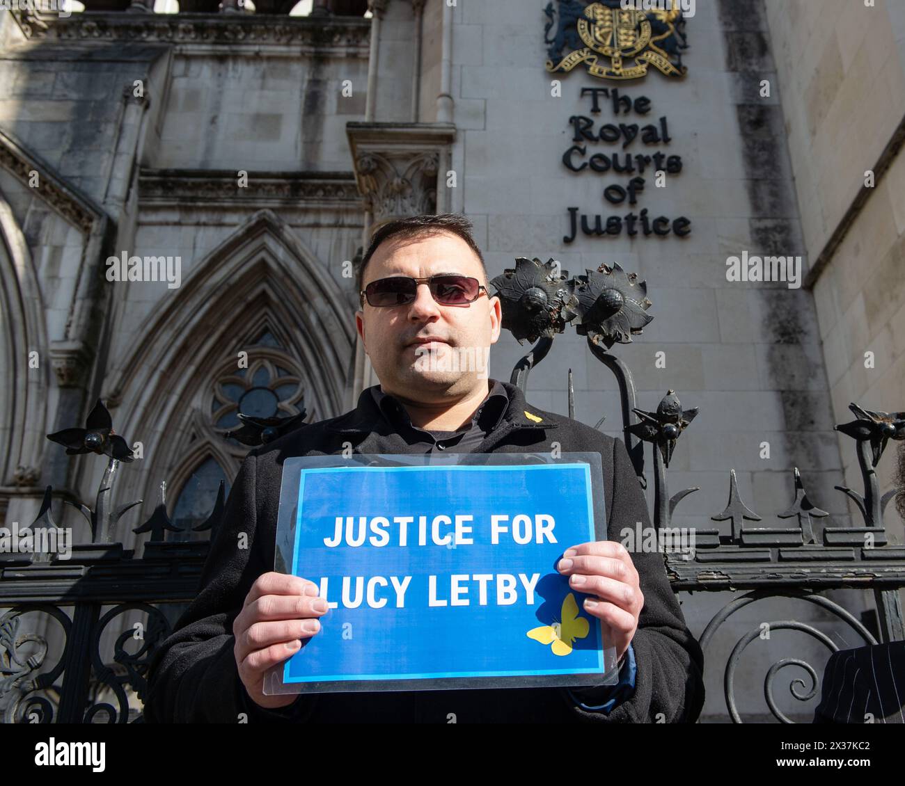 London, England, Großbritannien. April 2024. Anhänger der ehemaligen Krankenschwester Lucy Letby, einer ehemaligen britischen Krankenschwester, die wegen Mordes an sieben Säuglingen und des Versuchs, sechs weitere zu ermorden, zwischen Juni 2015 und Juni 2016 verurteilt wurde, demonstrieren vor dem High Court in London während ihrer Berufungsverhandlung. Aktivisten behaupten, sie sei tatsächlich Opfer eines Justizirrtums. (Kreditbild: © Thomas Krych/ZUMA Press Wire) NUR REDAKTIONELLE VERWENDUNG! Nicht für kommerzielle ZWECKE! Stockfoto