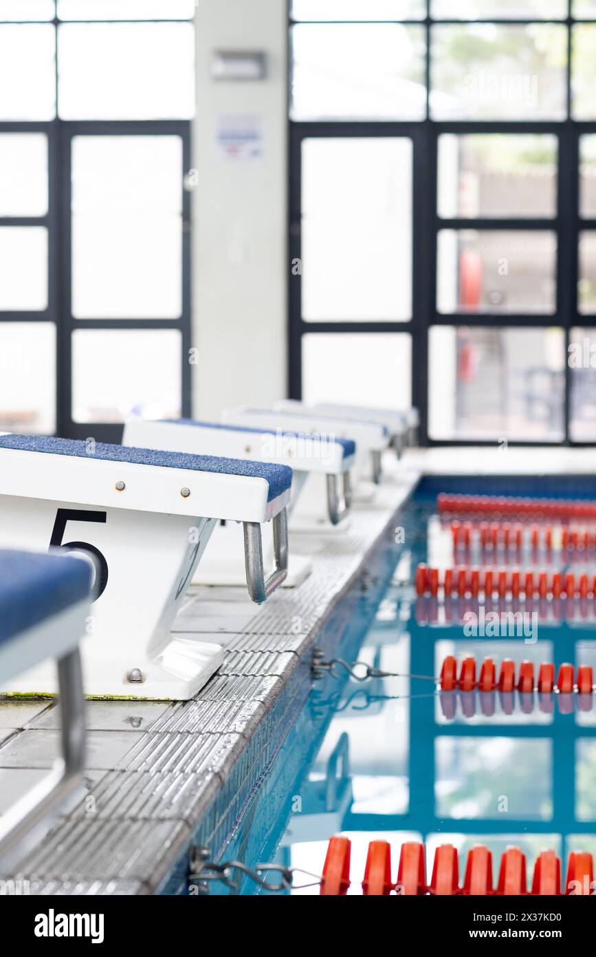 Schwimmer, die sich darauf vorbereiten, in den Swimmingpool zu tauchen, konzentrieren sich auf ihren Start, Kopierraum Stockfoto