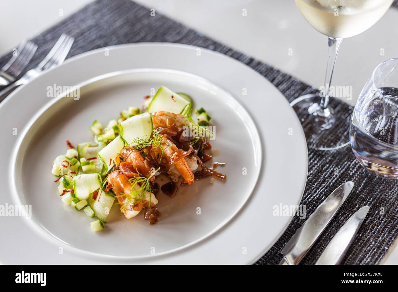 Köstliches Feinschmeckerrestaurant mit Meeresfrüchten. Garnelensalat mit Gurke, Gourmet-Luxus-Essen Hintergrund Stockfoto