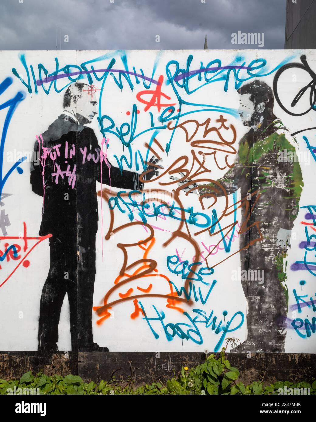 Graffiti in London, Großbritannien, zeigen den russischen Präsidenten Wladamir Putin und den ukrainischen Präsidenten Wolodymyr Zelenskyy, die "Rock, Paper, Scissors" spielen. Stockfoto