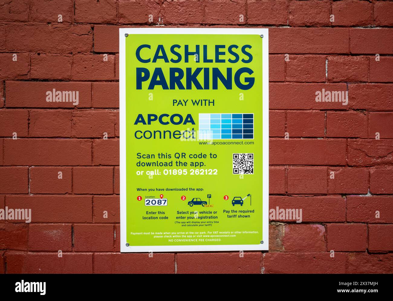 Ein kalkgrünes Schild mit Hinweis auf bargeldloses Parken und Anweisungen für telefonische Bezahlung für Parkmöglichkeiten, London, Großbritannien. Stockfoto