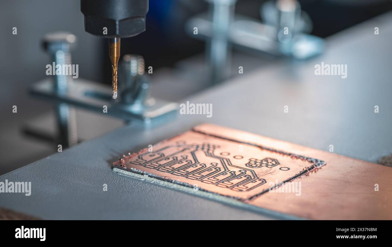 Maschine mit numerischer Steuerung CNC führt Fräsen von Leiterplatten, Leiterplattengravur, DIY-Leiterplatten-Leiterplatten-Leiterplatten durch Stockfoto