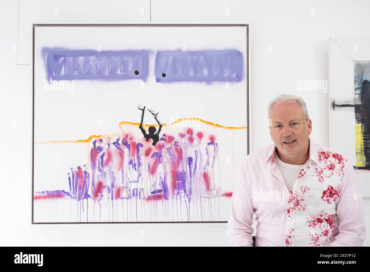 London, Großbritannien. 25. April 2024. Der in der britischen Karibik lebende Künstler PJ (Paul J.) Riley mit seinem Werk „The Giant“. Der ehemalige Industriedesigner (wo er innovative Produkte wie einen Kunststofflöffel für Haagen Dazs und einen Schlüsselanhänger für Vivienne Westwood entwarf) eröffnet seine erste Einzelausstellung mit dem Titel „I’m Always Better When I’m Next To You“ in der J/M Gallery in Notting Hill, die bis zum 30. April läuft. Quelle: Stephen Chung / Alamy Live News Stockfoto