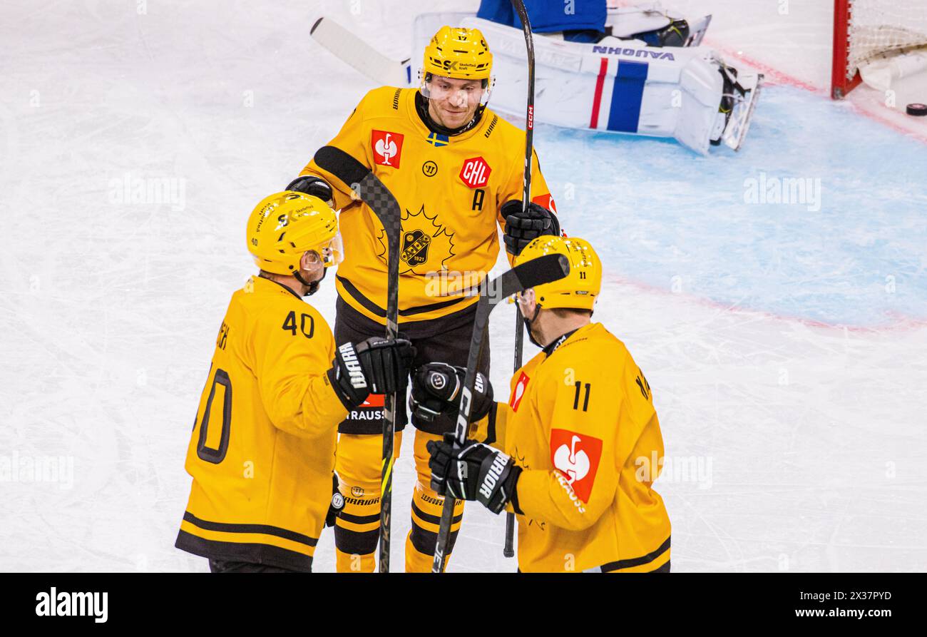 Die drei Spieler von Skelleftea AIK #17 Pär Lindholm, #40 Andreas Wingerli und #11 Max Lindholm jubeln nach einem Tor im Champions Hockey League Spiel Stockfoto