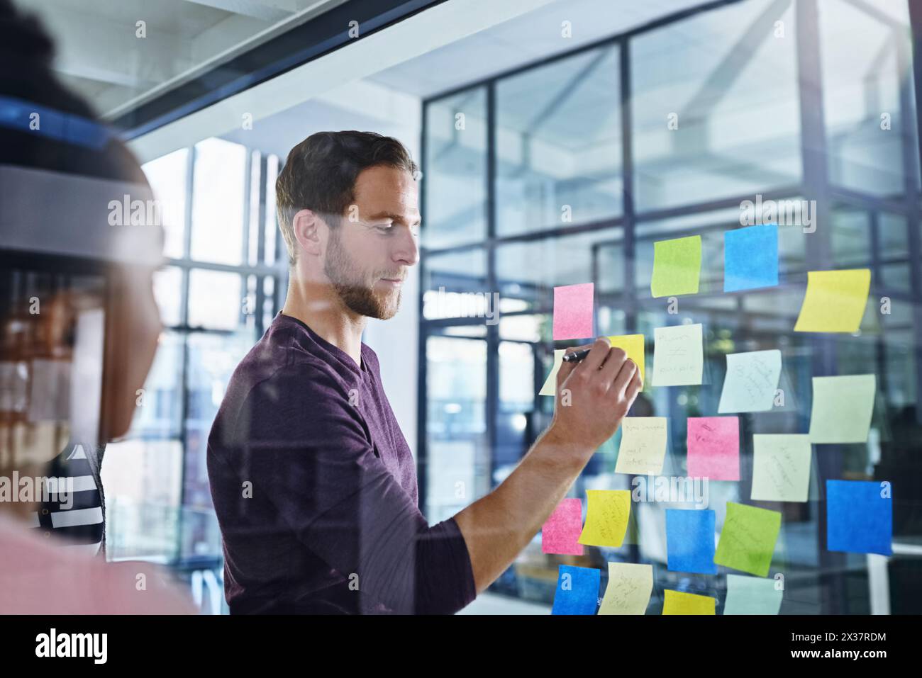 Geschäftsleute, planen und schreiben auf Haftnotizen für Ideen, Lösungen und Scrum oder agile kreative Projekte. PR-Leiter mit Ausbildung Stockfoto