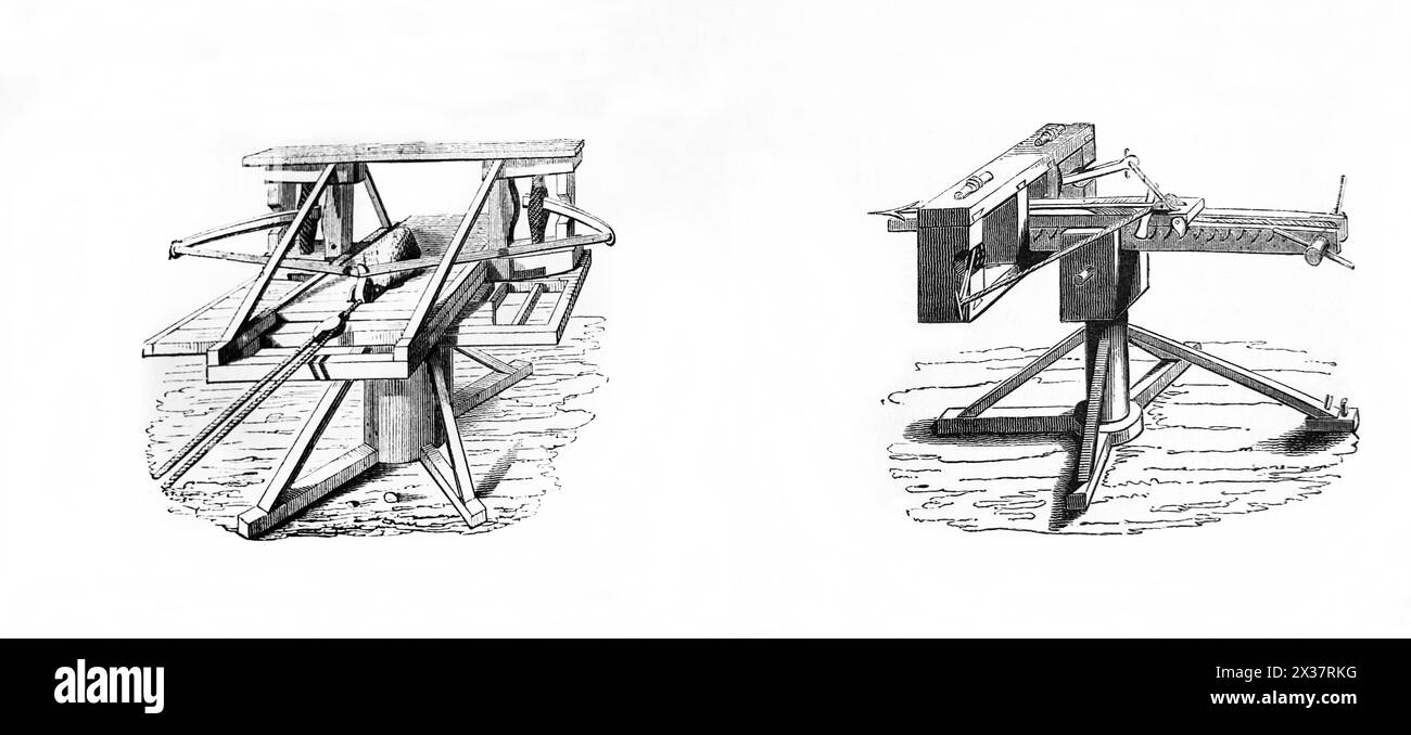 Holzgravierung von antiken Raketenwaffen - ein Balista, der für den Abwurf eines Steins vorbereitet ist, und eine Catapulta, die für den Abwurf eines Pfeils vorbereitet ist Stockfoto