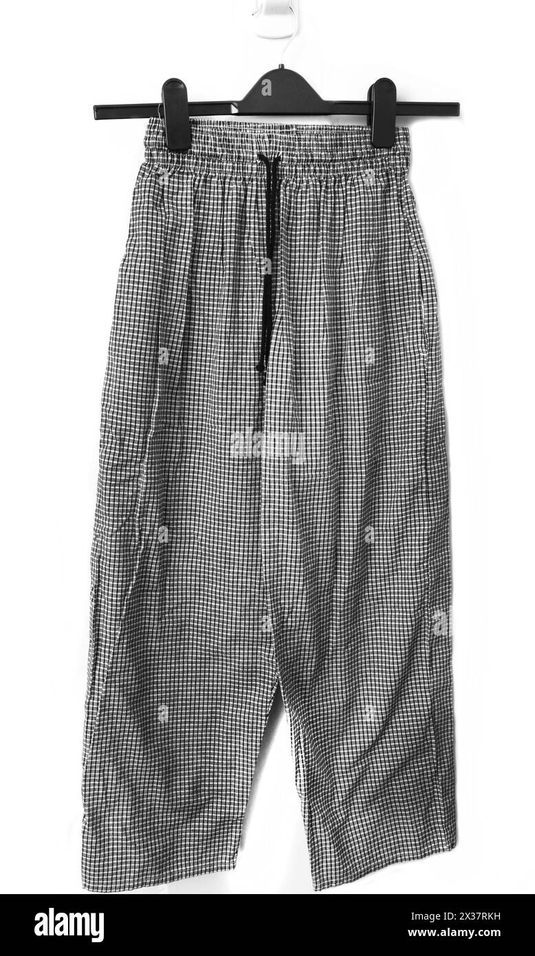 Schwarze und weiße, lose Gingham-Hose mit elastischem Bund und Krawatte Stockfoto