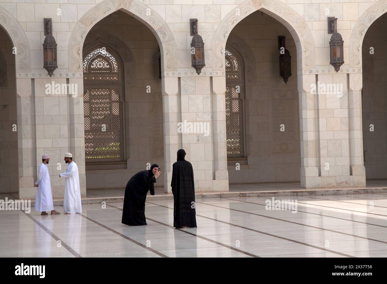 omanische Männer und Frauen rawiq Sultan qaboos große Moschee muscat oman im Nahen Osten Stockfoto