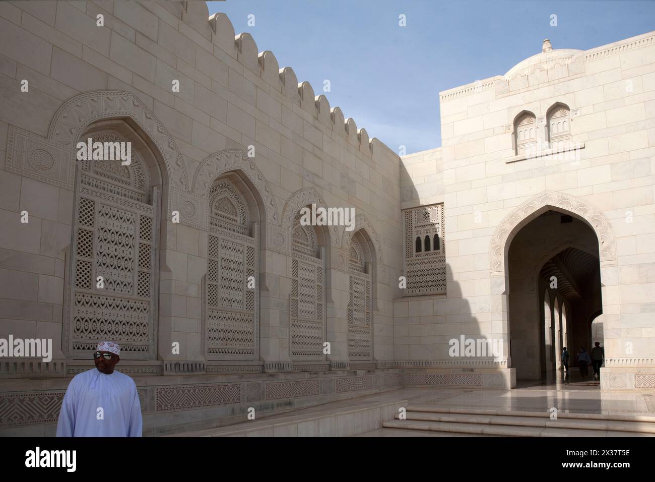 omani man Riwaq Sultan qaboos große Moschee muscat oman im Nahen Osten Stockfoto