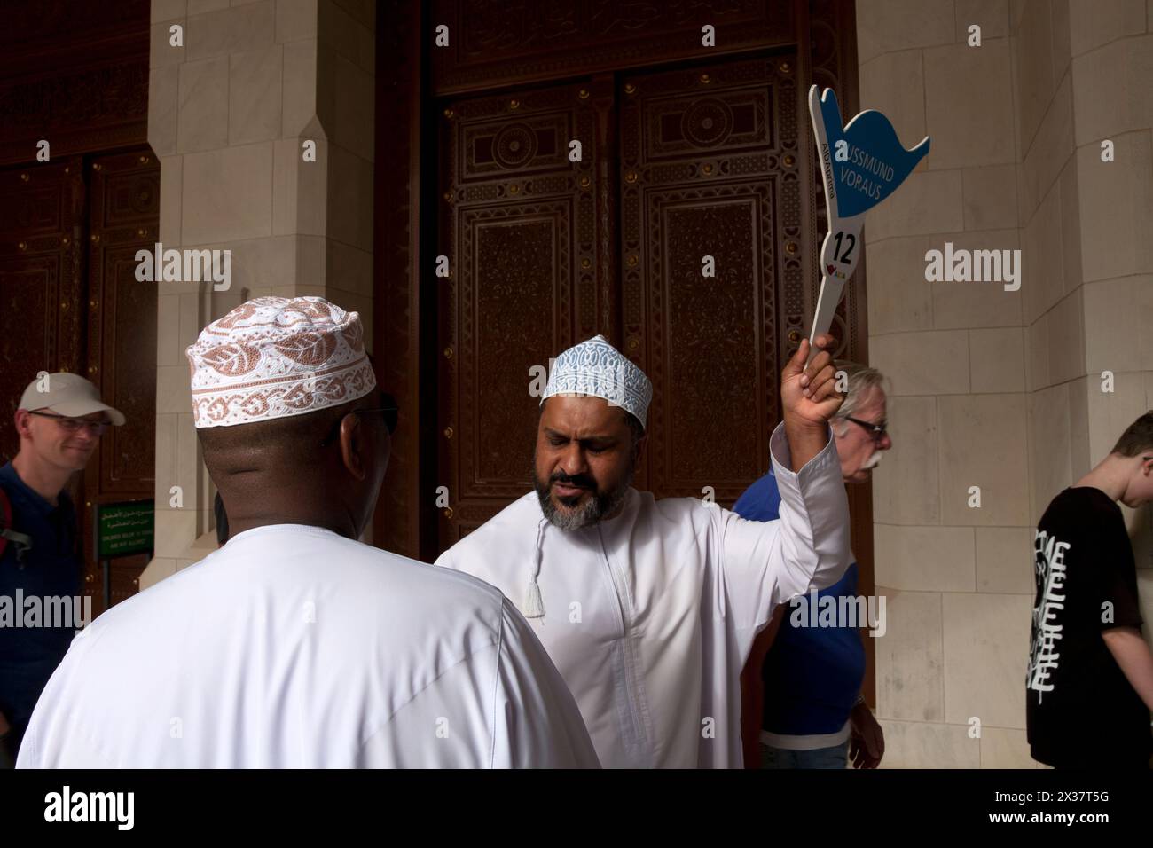Reiseleiter sprechen über Sultan qaboos große Moschee muscat oman im Nahen Osten Stockfoto