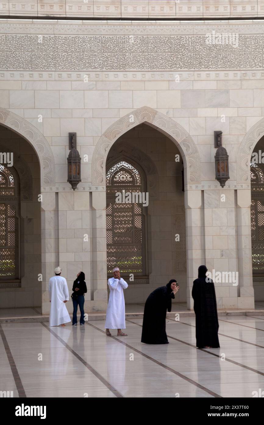 omanische Männer und Frauen rawiq Sultan qaboos große Moschee muscat oman im Nahen Osten Stockfoto