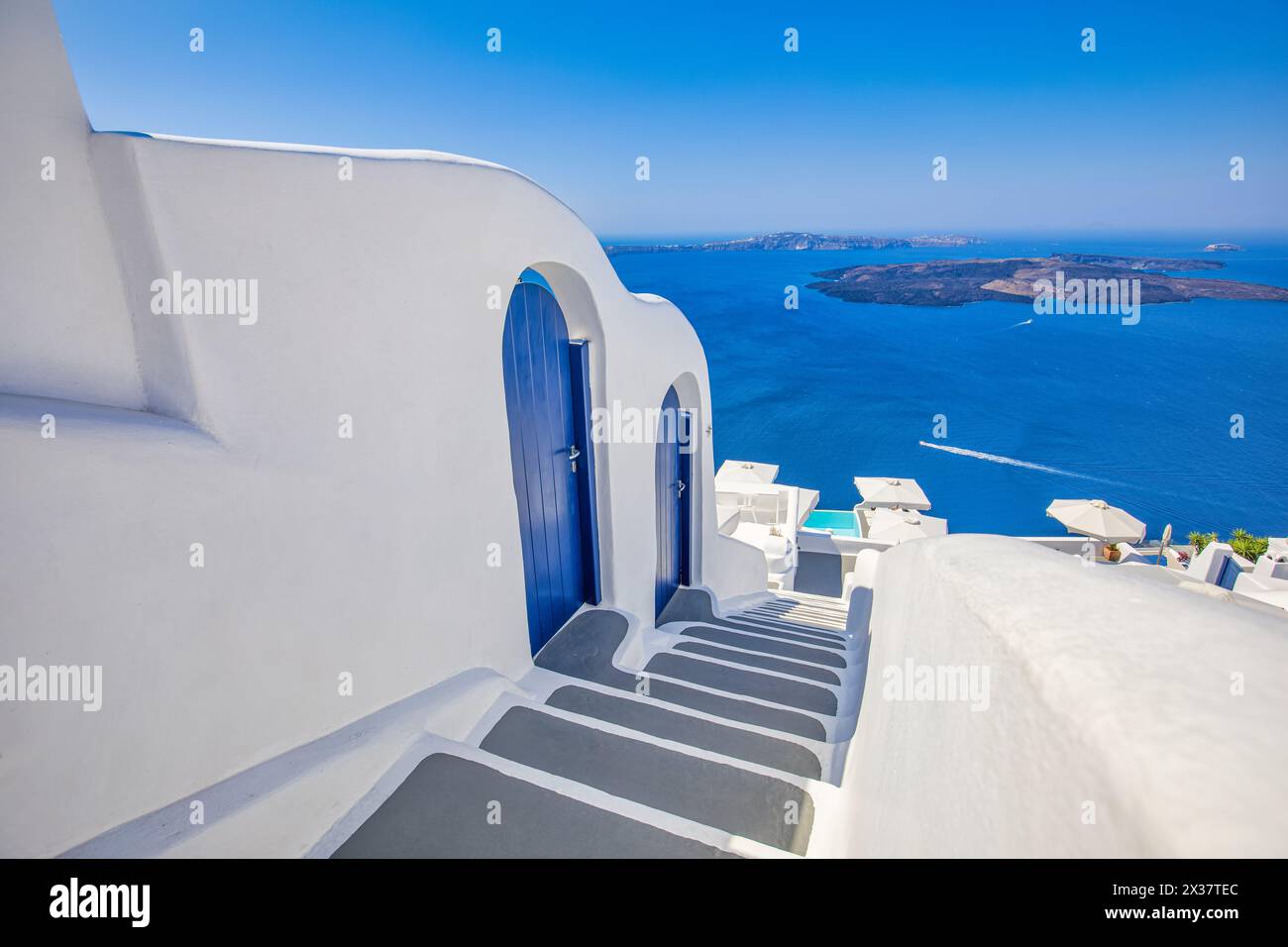 Fantastische Panoramalandschaft, Luxusreiseurlaub. Oia Stadttreppe, blaue Türen auf Santorin, Griechenland. Traditionelle und berühmte Häuser und Treppen Stockfoto