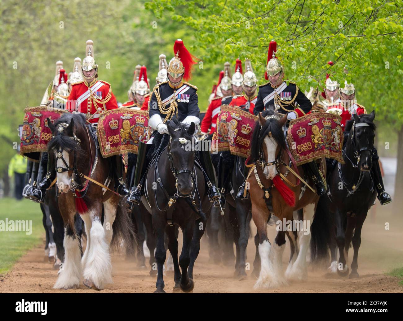 Hyde Park, London, Großbritannien. April 2024. Die Leibwächterparade des Königs im Hyde Park, um ihre Bereitschaft für einen weiteren hektischen Sommer zu beweisen. Nach intensiven Vorbereitungen, die Hunderte von Stunden Training, die körperliche und geistige Fähigkeiten von Pferden und Reitern beinhalteten, wird das Household Kavallerry Mounted Regiment während seiner jährlichen Inspektion durch Major General James Bowder OBE, den General Officer der Household Division, auf Herz und Nieren geprüft. Der Major General, der Jumping Jack reitet, inspiziert das Regiment, gebildet auf den Old Football Plätzen im Hyde Park. Das Regiment, c Stockfoto