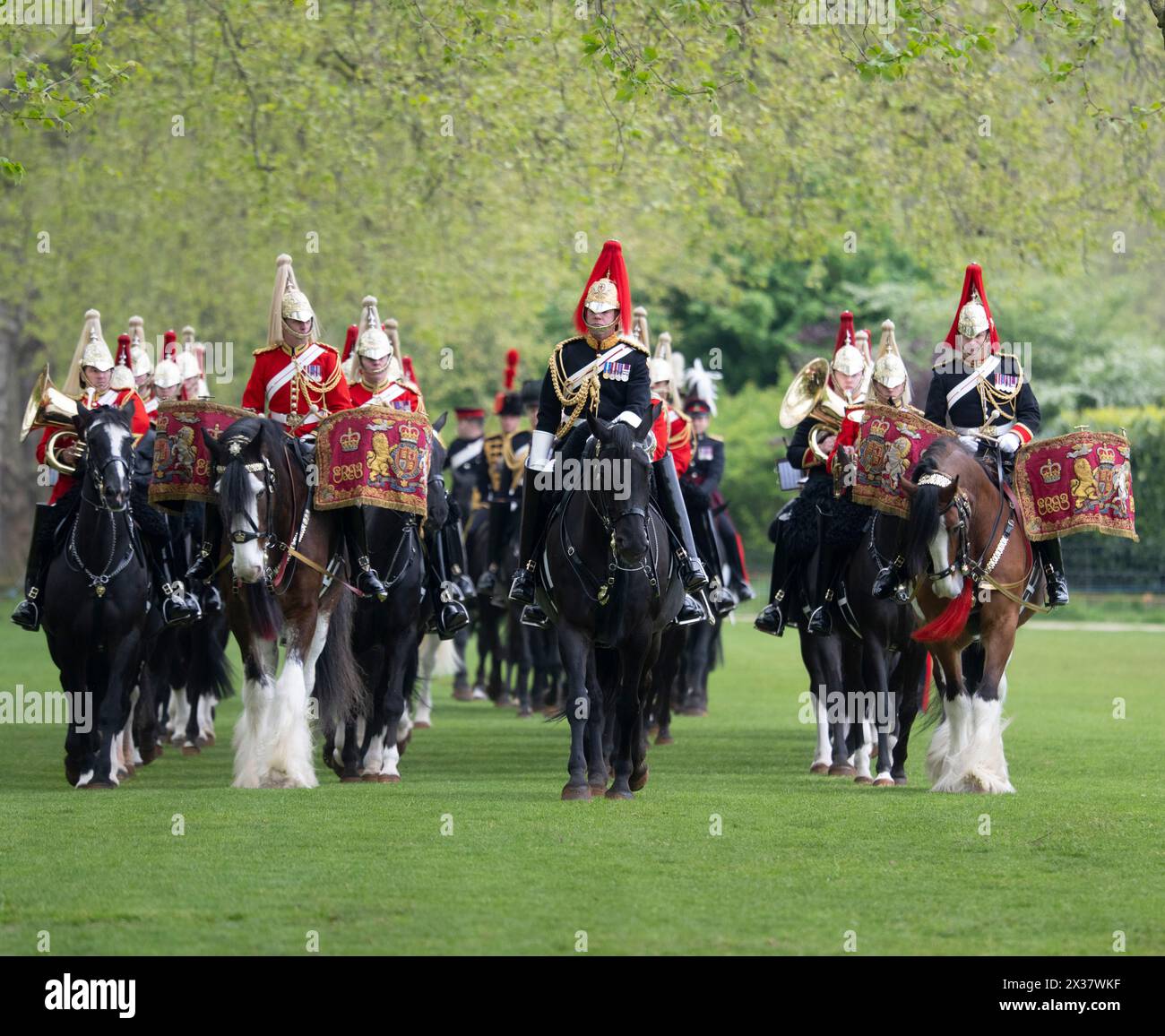 Hyde Park, London, Großbritannien. April 2024. Die Leibwächterparade des Königs im Hyde Park, um ihre Bereitschaft für einen weiteren hektischen Sommer zu beweisen. Nach intensiven Vorbereitungen, die Hunderte von Stunden Training, die körperliche und geistige Fähigkeiten von Pferden und Reitern beinhalteten, wird das Household Kavallerry Mounted Regiment während seiner jährlichen Inspektion durch Major General James Bowder OBE, den General Officer der Household Division, auf Herz und Nieren geprüft. Der Major General, der Jumping Jack reitet, inspiziert das Regiment, gebildet auf den Old Football Plätzen im Hyde Park. Das Regiment, c Stockfoto