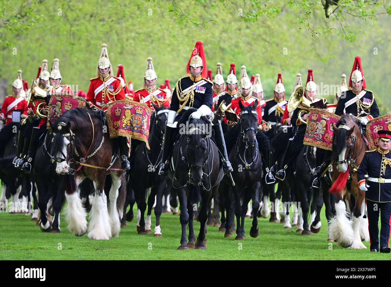 Hyde Park, London, Großbritannien. April 2024. Die Leibwächterparade des Königs im Hyde Park, um ihre Bereitschaft für einen weiteren hektischen Sommer zu beweisen. Nach intensiven Vorbereitungen, die Hunderte von Stunden Training, die körperliche und geistige Fähigkeiten von Pferden und Reitern beinhalteten, wird das Household Kavallerry Mounted Regiment während seiner jährlichen Inspektion durch Major General James Bowder OBE, den General Officer der Household Division, auf Herz und Nieren geprüft. Der Major General, der Jumping Jack reitet, inspiziert das Regiment, gebildet auf den Old Football Plätzen im Hyde Park. Das Regiment, c Stockfoto