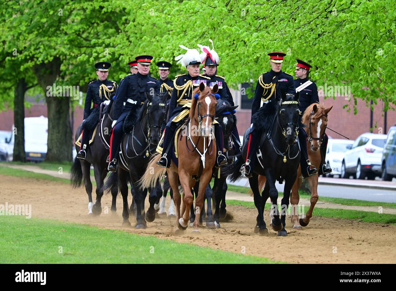 Hyde Park, London, Großbritannien. April 2024. Die Leibwächterparade des Königs im Hyde Park, um ihre Bereitschaft für einen weiteren hektischen Sommer zu beweisen. Nach intensiven Vorbereitungen, die Hunderte von Stunden Training, die körperliche und geistige Fähigkeiten von Pferden und Reitern beinhalteten, wird das Household Kavallerry Mounted Regiment während seiner jährlichen Inspektion durch Major General James Bowder OBE, den General Officer der Household Division, auf Herz und Nieren geprüft. Der Major General, der Jumping Jack reitet, inspiziert das Regiment, gebildet auf den Old Football Plätzen im Hyde Park. Das Regiment, c Stockfoto