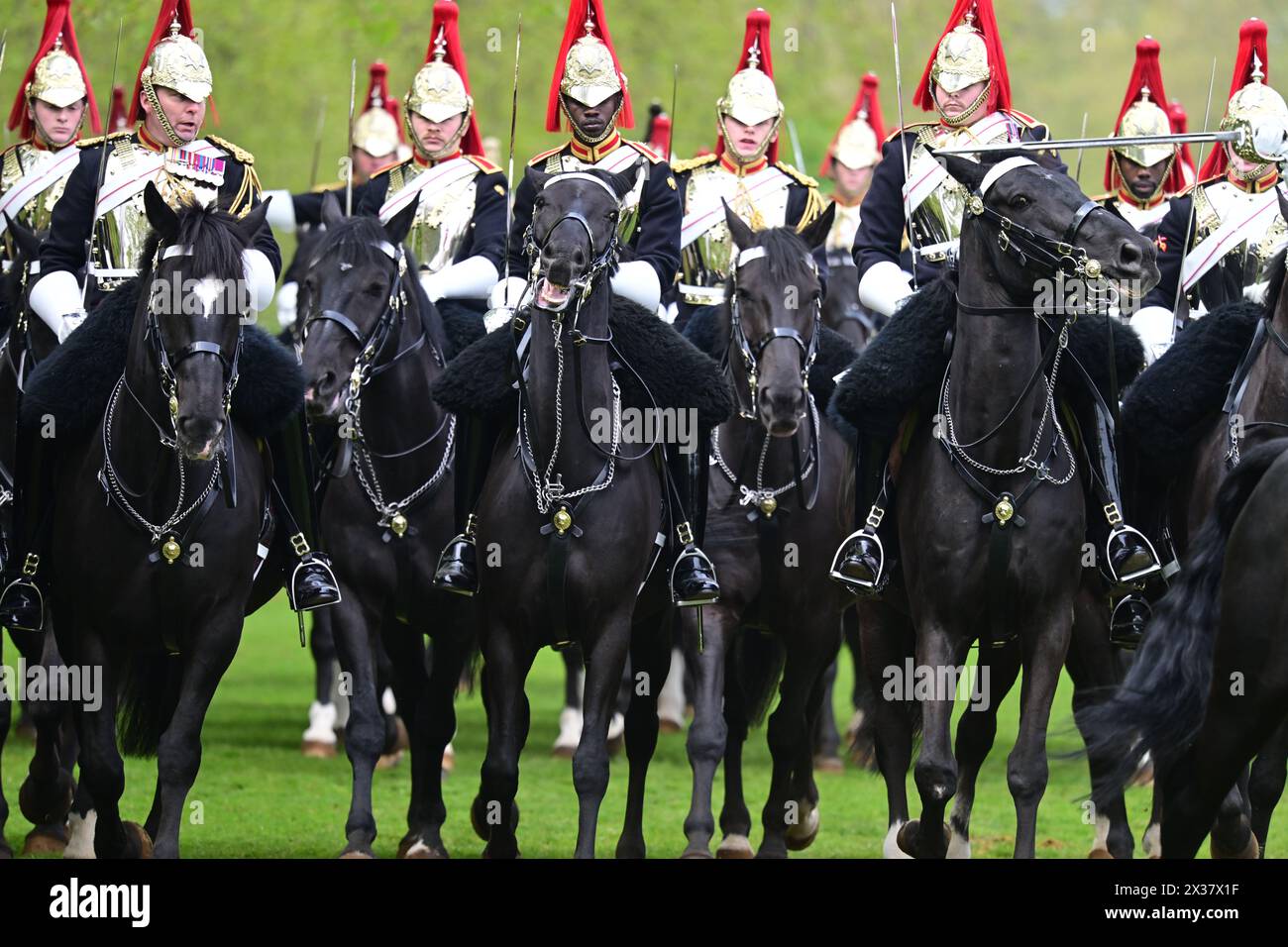 Hyde Park, London, Großbritannien. April 2024. Die Leibwächterparade des Königs im Hyde Park, um ihre Bereitschaft für einen weiteren hektischen Sommer zu beweisen. Nach intensiven Vorbereitungen, die Hunderte von Stunden Training, die körperliche und geistige Fähigkeiten von Pferden und Reitern beinhalteten, wird das Household Kavallerry Mounted Regiment während seiner jährlichen Inspektion durch Major General James Bowder OBE, den General Officer der Household Division, auf Herz und Nieren geprüft. Der Major General, der Jumping Jack reitet, inspiziert das Regiment, gebildet auf den Old Football Plätzen im Hyde Park. Das Regiment, c Stockfoto