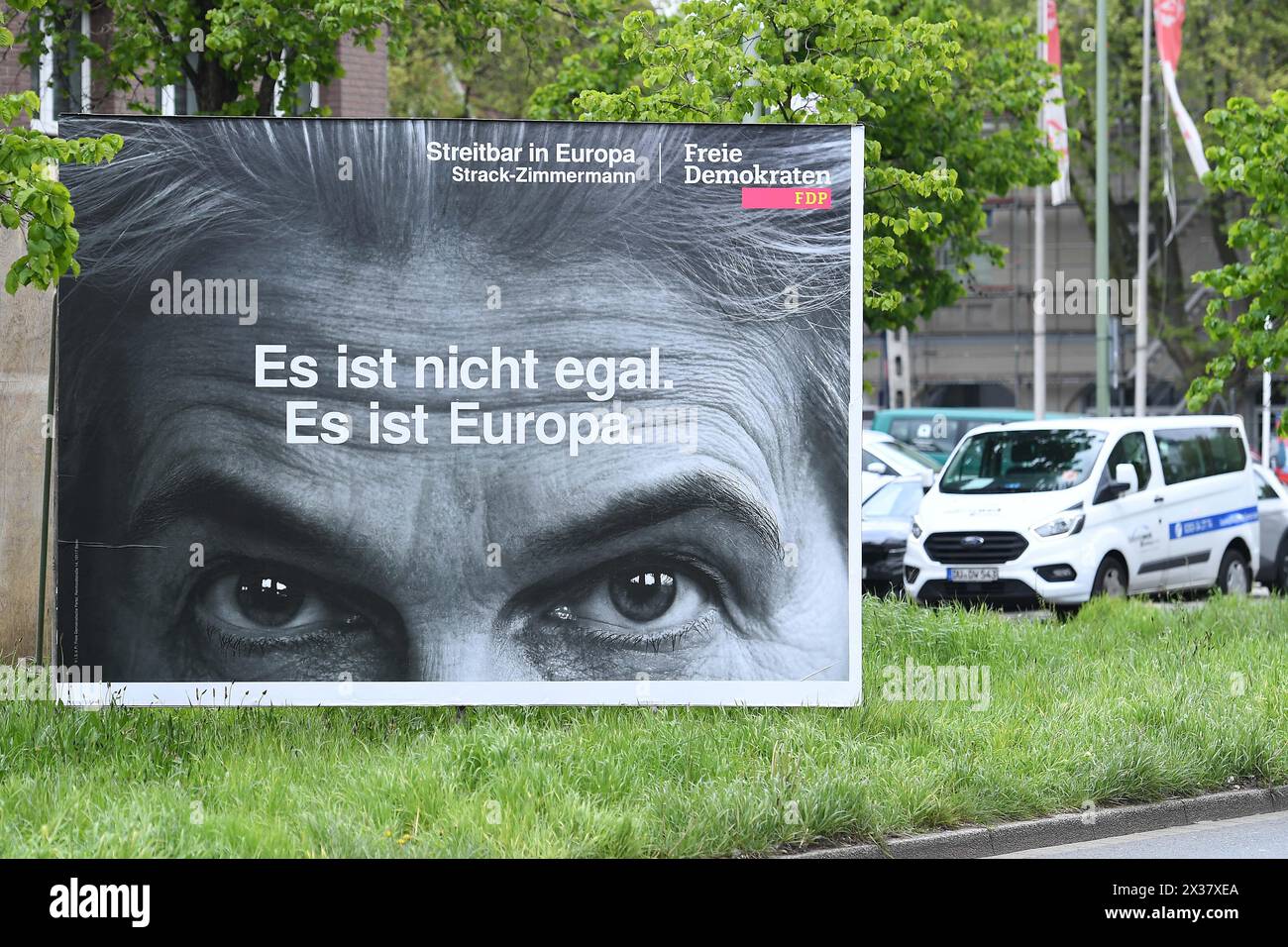 Duisburg, Deutschland. April 2024. Wahlplakate zur Europawahl 2024 ein Wahlplakat der FDP mit der Aufschrift: Es ist nicht egal. Es ist Europa. Die Europawahl ist eine seit 1979 in der Europaeischen Union alle fuenf Jahre stattfindende unmittelbare, freie und geheime Wahl, bei der Abgeordneten des Europaeischen Parlaments bestimmt werden Foto: Revierfoto Credit: ddp Media GmbH/Alamy Live News Stockfoto