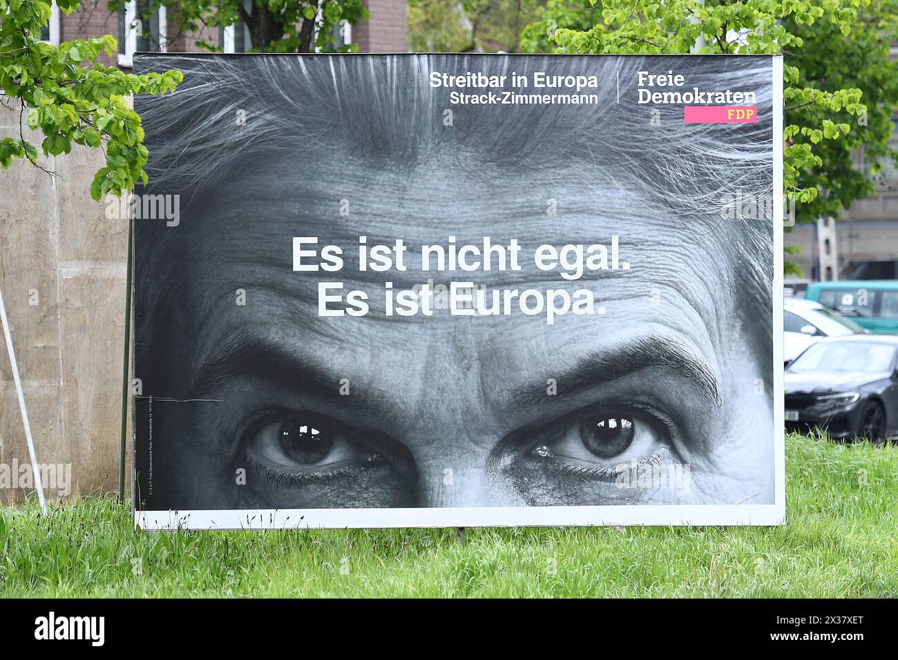 Duisburg, Deutschland. April 2024. Wahlplakate zur Europawahl 2024 ein Wahlplakat der FDP mit der Aufschrift: Es ist nicht egal. Es ist Europa. Die Europawahl ist eine seit 1979 in der Europaeischen Union alle fuenf Jahre stattfindende unmittelbare, freie und geheime Wahl, bei der Abgeordneten des Europaeischen Parlaments bestimmt werden Foto: Revierfoto Credit: ddp Media GmbH/Alamy Live News Stockfoto