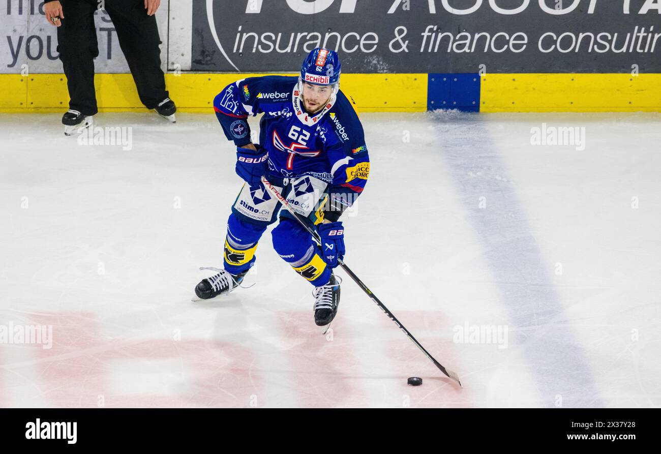 EHC Kloten Verteidiger #62 Harrison Luca Schreiber während dem Spiel gegen den HC Ambri-Piotta in der Stimo Arena in Aktion. (Kloten, Schweiz, 07.10.2 Stockfoto