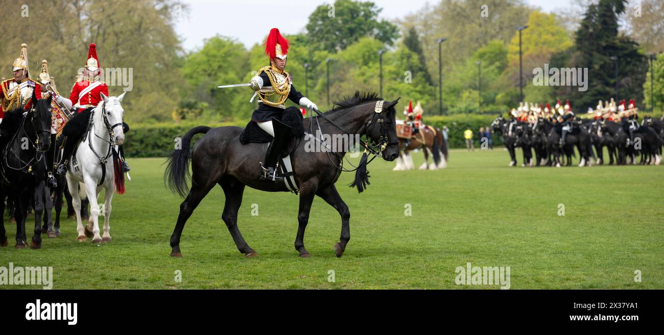 London, Großbritannien. April 2024. Household Cavalry Major General's Review Hyde Park London UK Credit: Ian Davidson/Alamy Live News Stockfoto