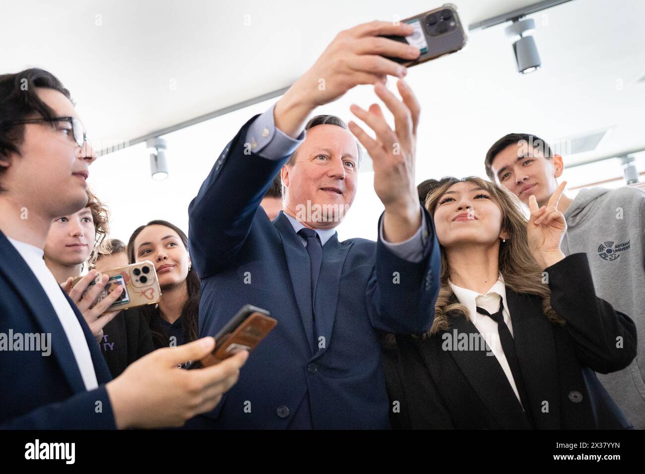 Außenminister David Cameron trifft am vierten Tag seiner fünftägigen Tour durch Zentralasien Studenten der Astana I.T.-Universität in Astana, Kasachstan. Bilddatum: Donnerstag, 25. April 2024. Stockfoto