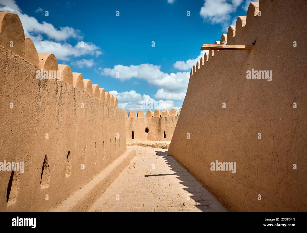 Stadtmauern der alten Stadt Chiwa und bewölkter blauer Himmel in Usbekistan Stockfoto