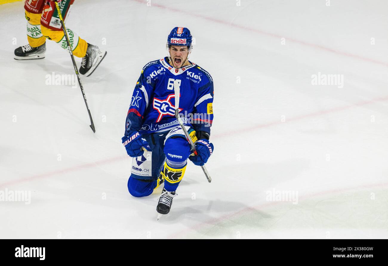 Jubel bie #62 Harrison Luc Schreiber, welcher in der 20. Spielminute sein EHC Kloten mit 2:1 in Führung schiesst. (Kloten, Schweiz, 14.10.2022) Stockfoto