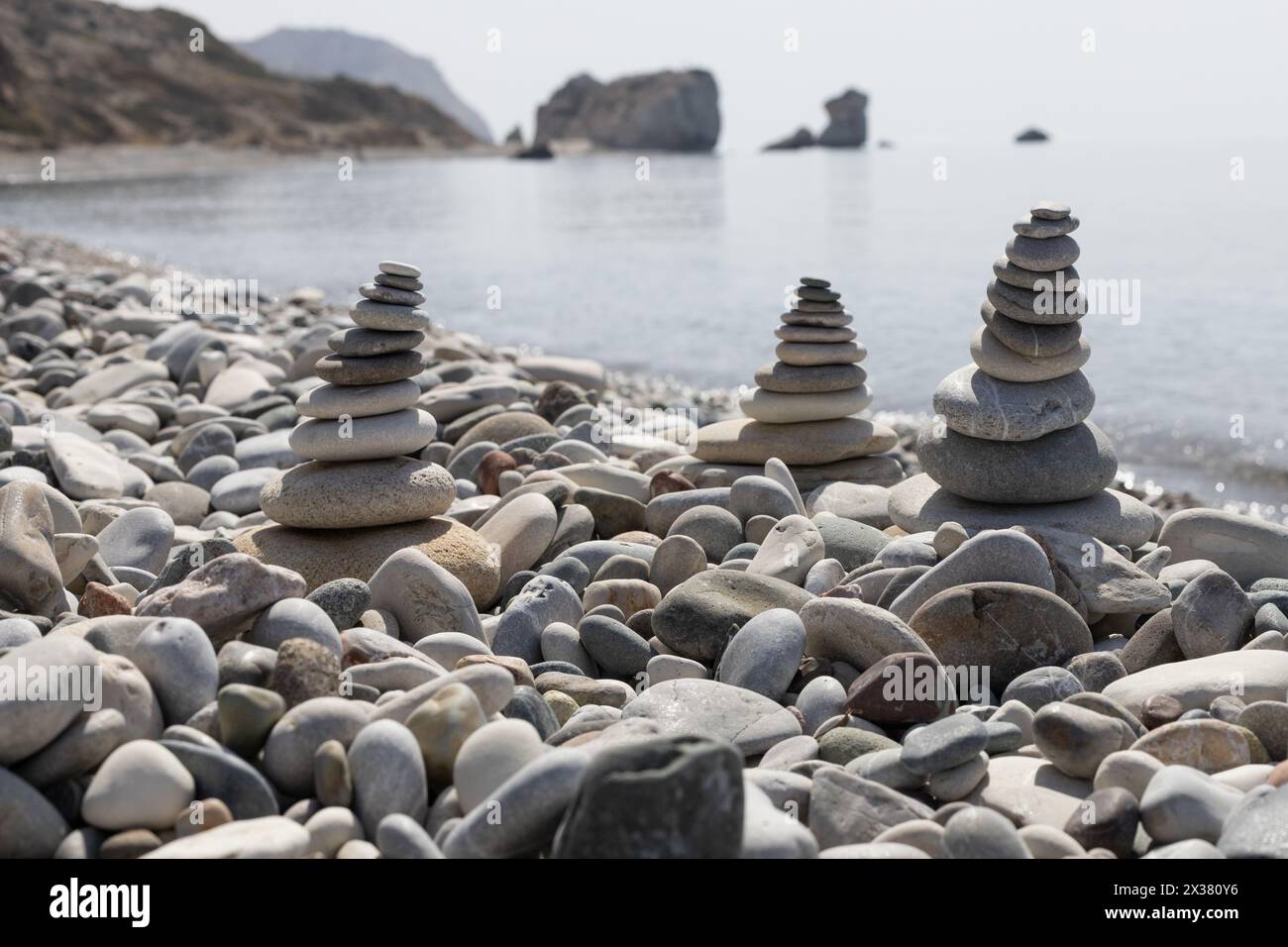 Stone Cairns mit Aphrodite's Rock im Hintergrund Stockfoto