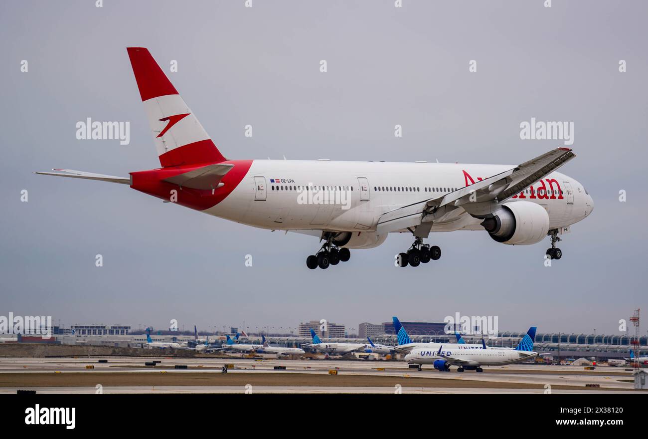Die Austrian Airlines Boeing 777 bereitet sich auf die Landung am Flughafen Chicago O'Hare vor Stockfoto