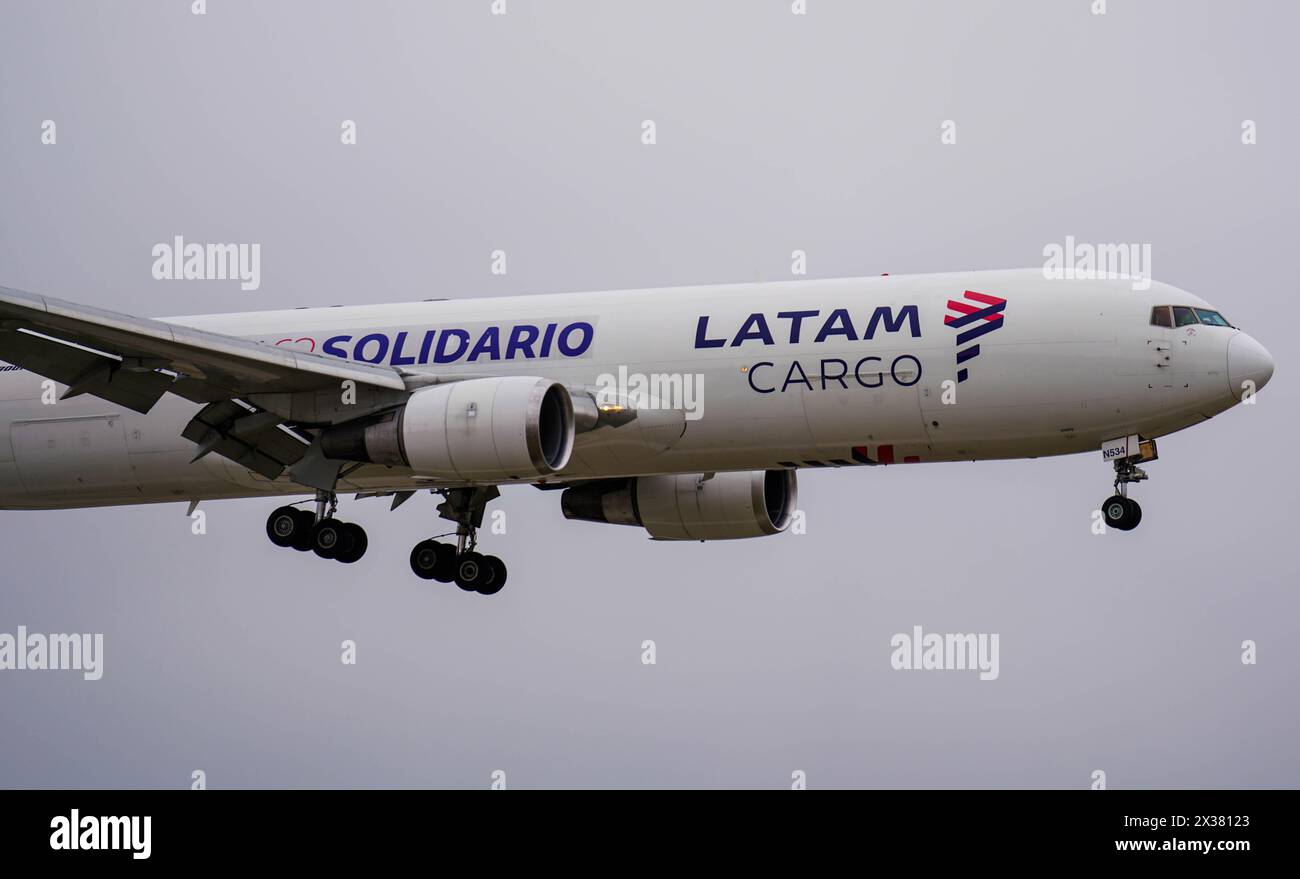 Das Frachtflugzeug LATAM Cargo Boeing 767 bereitet sich auf die Landung am Chicago O'Hare International Airport vor Stockfoto