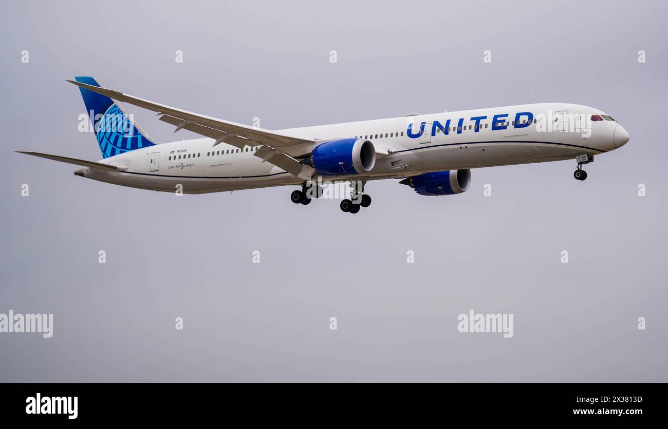 United Airlines Boeing 787 Dreamliner bereitet sich auf die Landung am Chicago O'Hare International Airport vor. Stockfoto