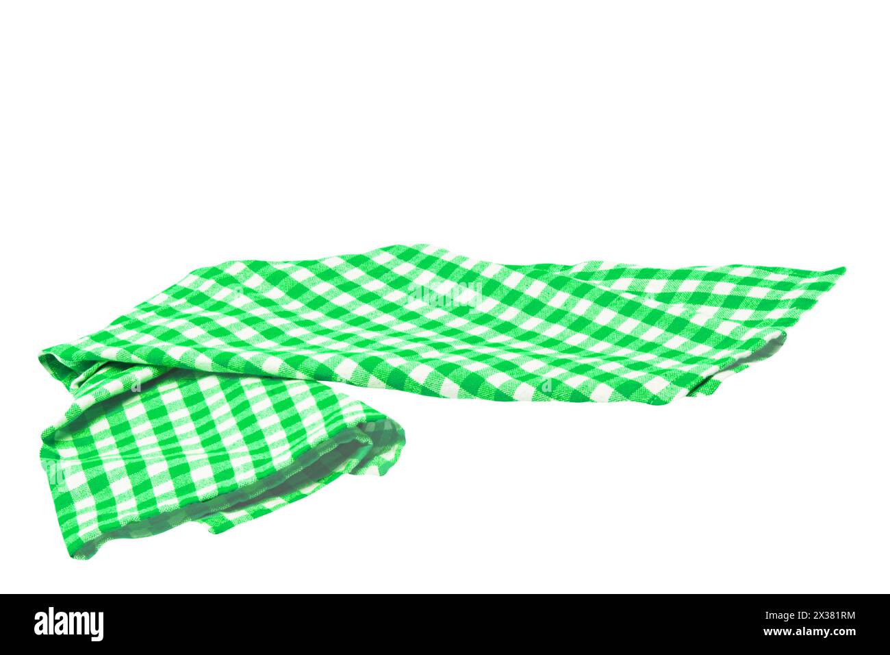 Nahaufnahme einer grün-weiß karierten Serviette oder Tischdecke, isoliert auf weißem Hintergrund. Beschneidungspfad. Küchenzubehör. Draufsicht. Stockfoto