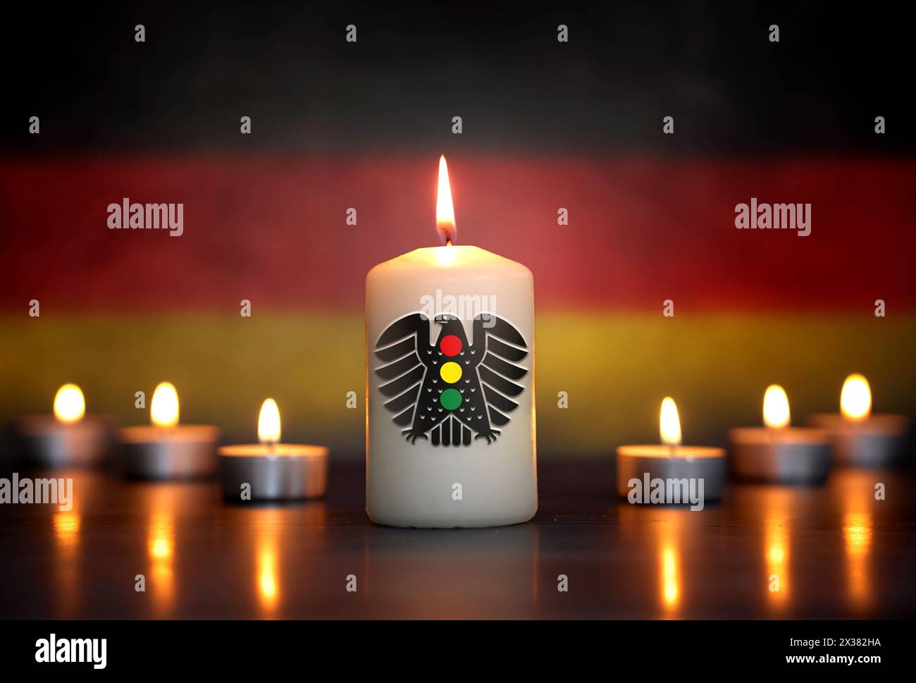 24. April 2024: Symbolisches Foto vom Ende der Ampelregierung bestehend aus SPD, FDP und Bündnis 90 die Grünen. Eine brennende Kerze mit einem Bundesadler und Ampelsymbol vor einer deutschen Flagge. FOTO *** Symbolfoto Ender der Ampel Regierung aus SPD, FDP und Bündnis 90 die Grünen. Eine brennende Kerze mit Bundesadler und Ampel Symbol vor einer Deutschland Flagge. FOTOMONTAGE Stockfoto