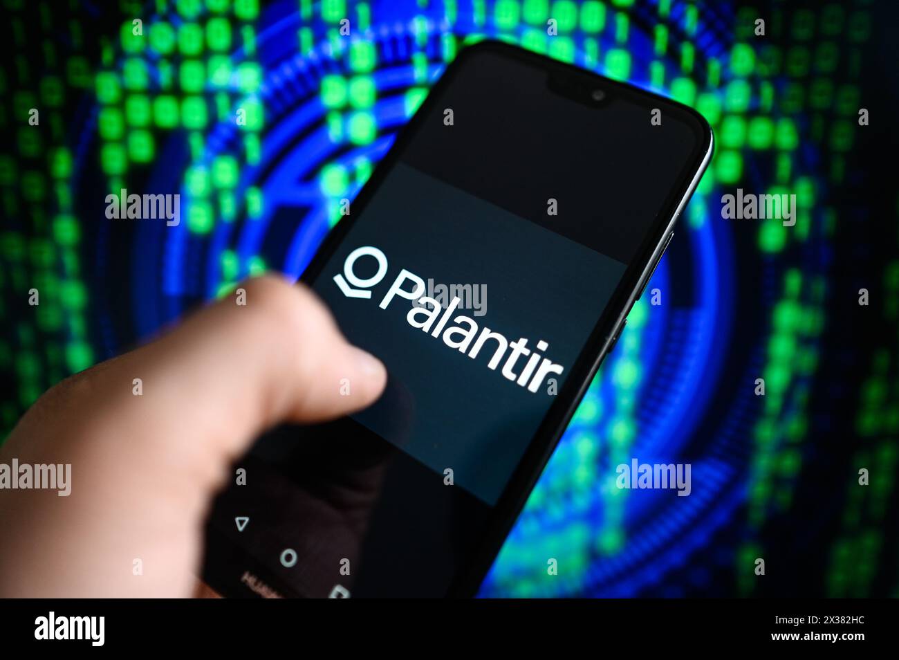 Polen. April 2024. In dieser Abbildung wird das Palantir-Logo auf einem Smartphone mit Codierung im Hintergrund angezeigt. (Foto von Omar Marques/SOPA Images/SIPA USA) *** ausschließlich für redaktionelle Nachrichten *** Credit: SIPA USA/Alamy Live News Stockfoto